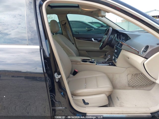 2014 Mercedes-benz C 300 მანქანა იყიდება აუქციონზე, vin: WDDGF8AB1EA955053, აუქციონის ნომერი: 12696181