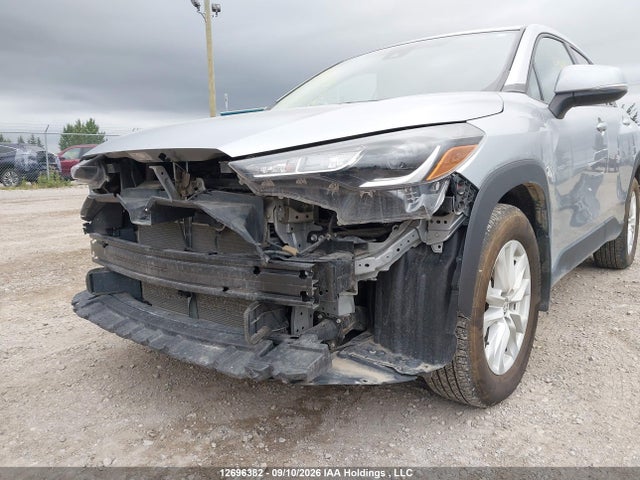2022 Toyota Corolla Cross Le მანქანა იყიდება აუქციონზე, vin: 7MUCAABG3NV019419, აუქციონის ნომერი: 12696382