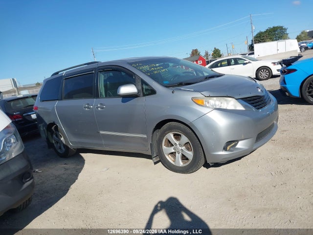 12696390 :رقم المزاد ، 5TDKK3DC1BS063729 vin ، 2011 Toyota Sienna Le 8 Passenger مزاد بيع