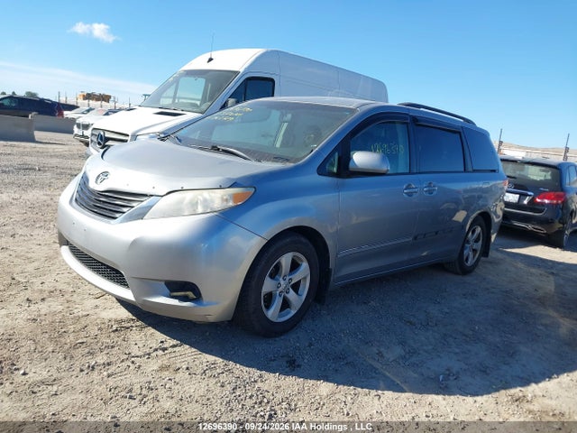 12696390 :رقم المزاد ، 5TDKK3DC1BS063729 vin ، 2011 Toyota Sienna Le 8 Passenger مزاد بيع