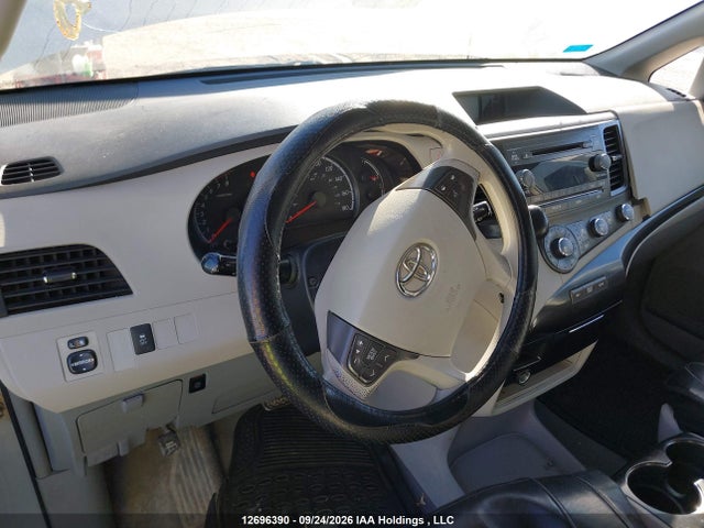 12696390 :رقم المزاد ، 5TDKK3DC1BS063729 vin ، 2011 Toyota Sienna Le 8 Passenger مزاد بيع