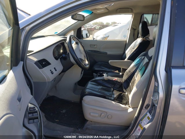 12696390 :رقم المزاد ، 5TDKK3DC1BS063729 vin ، 2011 Toyota Sienna Le 8 Passenger مزاد بيع