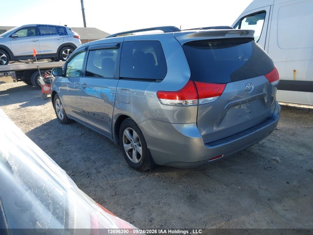 12696390 :رقم المزاد ، 5TDKK3DC1BS063729 vin ، 2011 Toyota Sienna Le 8 Passenger مزاد بيع