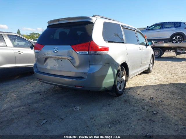 12696390 :رقم المزاد ، 5TDKK3DC1BS063729 vin ، 2011 Toyota Sienna Le 8 Passenger مزاد بيع