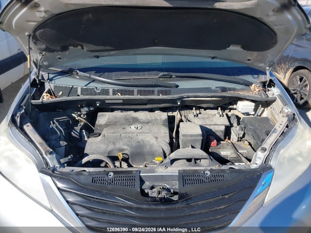 12696390 :رقم المزاد ، 5TDKK3DC1BS063729 vin ، 2011 Toyota Sienna Le 8 Passenger مزاد بيع