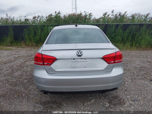 1VWBS7A3XFC017445 Volkswagen PASSAT SE