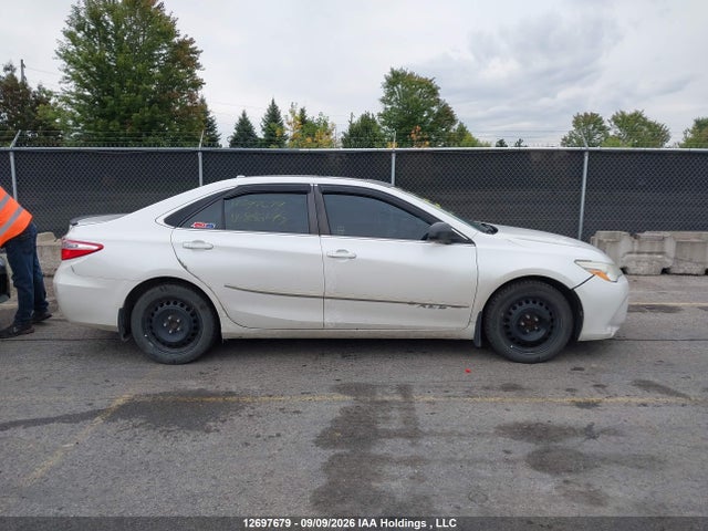 12697679 :رقم المزاد ، 4T1BF1FK8FU886295 vin ، 2015 Toyota Camry Le/xle/se/xse مزاد بيع