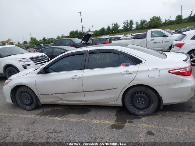 12697679 :رقم المزاد ، 4T1BF1FK8FU886295 vin ، 2015 Toyota Camry Le/xle/se/xse مزاد بيع