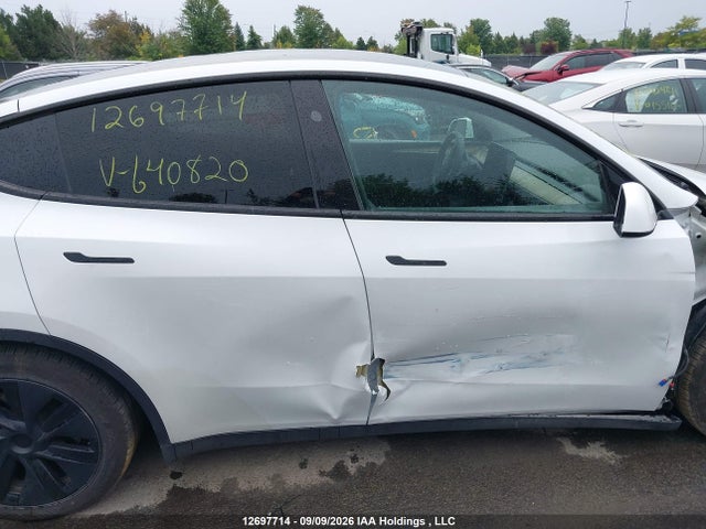 Tesla Model Y Long Range 2024 LRWYGDEEXRC640820 Image 14
