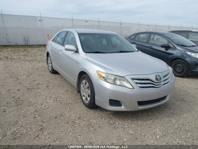 12697806 :رقم المزاد ، 4T1BF3EK3BU191570 vin ، 2011 Toyota Camry Le مزاد بيع