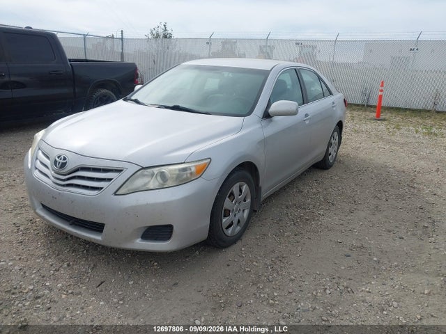 12697806 :رقم المزاد ، 4T1BF3EK3BU191570 vin ، 2011 Toyota Camry Le مزاد بيع