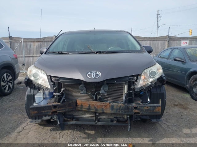 2013 Toyota Sienna Le 7 Passenger მანქანა იყიდება აუქციონზე, vin: 5TDJK3DC9DS065114, აუქციონის ნომერი: 12699009