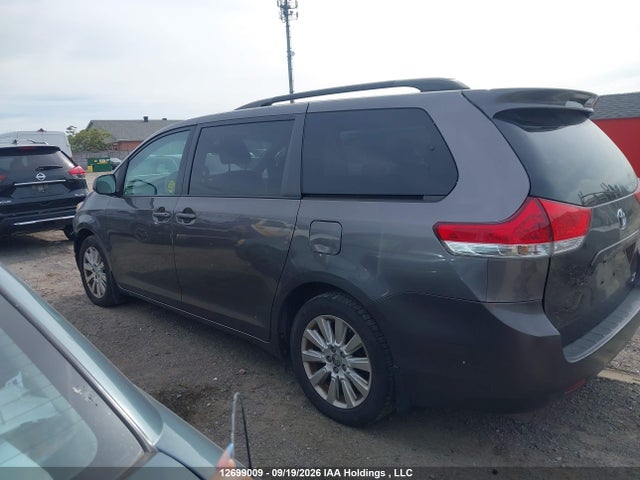 2013 Toyota Sienna Le 7 Passenger მანქანა იყიდება აუქციონზე, vin: 5TDJK3DC9DS065114, აუქციონის ნომერი: 12699009