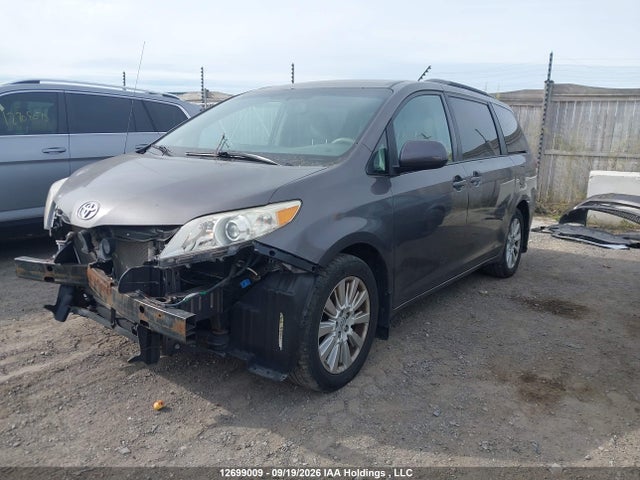 2013 Toyota Sienna Le 7 Passenger მანქანა იყიდება აუქციონზე, vin: 5TDJK3DC9DS065114, აუქციონის ნომერი: 12699009