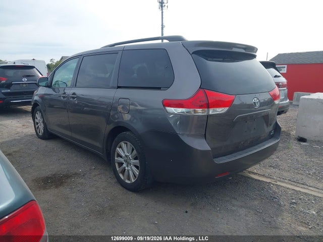 2013 Toyota Sienna Le 7 Passenger მანქანა იყიდება აუქციონზე, vin: 5TDJK3DC9DS065114, აუქციონის ნომერი: 12699009