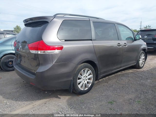 2013 Toyota Sienna Le 7 Passenger მანქანა იყიდება აუქციონზე, vin: 5TDJK3DC9DS065114, აუქციონის ნომერი: 12699009