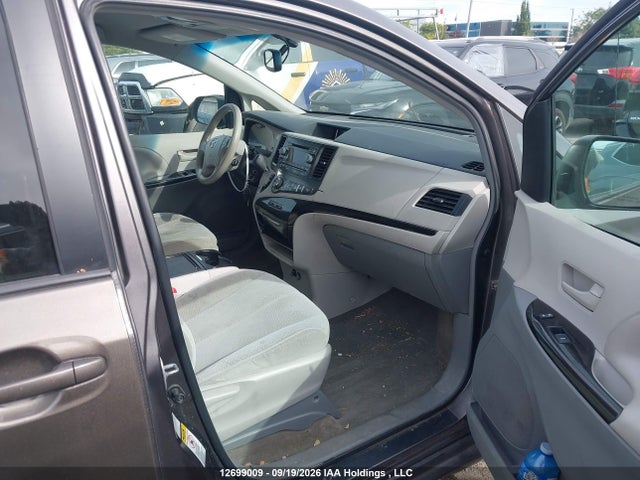 2013 Toyota Sienna Le 7 Passenger მანქანა იყიდება აუქციონზე, vin: 5TDJK3DC9DS065114, აუქციონის ნომერი: 12699009