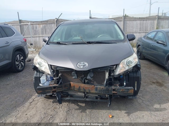 2013 Toyota Sienna Le 7 Passenger მანქანა იყიდება აუქციონზე, vin: 5TDJK3DC9DS065114, აუქციონის ნომერი: 12699009