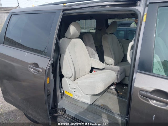 2013 Toyota Sienna Le 7 Passenger მანქანა იყიდება აუქციონზე, vin: 5TDJK3DC9DS065114, აუქციონის ნომერი: 12699009