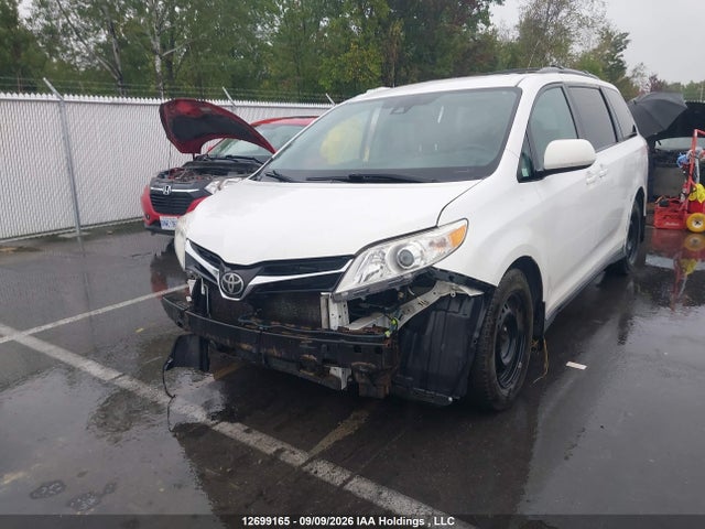 Toyota SIENNA LE 2018 5TDKZ3DC6JS954478 Image 2