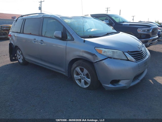 12670308 :رقم المزاد ، 5TDKK3DC5DS311287 vin ، 2013 Toyota Sienna Le V6 مزاد بيع