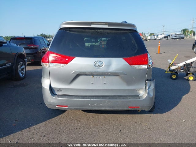 12670308 :رقم المزاد ، 5TDKK3DC5DS311287 vin ، 2013 Toyota Sienna Le V6 مزاد بيع