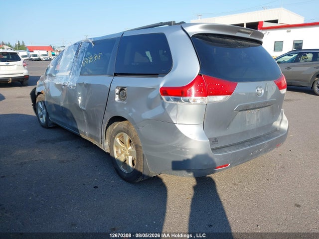 12670308 :رقم المزاد ، 5TDKK3DC5DS311287 vin ، 2013 Toyota Sienna Le V6 مزاد بيع