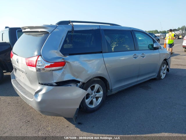 12670308 :رقم المزاد ، 5TDKK3DC5DS311287 vin ، 2013 Toyota Sienna Le V6 مزاد بيع