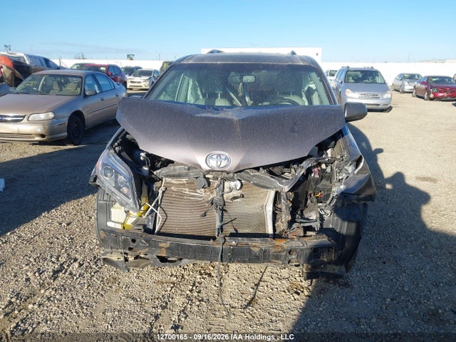 12700165 :رقم المزاد ، 5TDDK3DC3FS125551 vin ، 2015 Toyota Sienna Xle 7 Passenger مزاد بيع