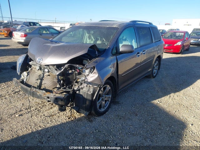 12700165 :رقم المزاد ، 5TDDK3DC3FS125551 vin ، 2015 Toyota Sienna Xle 7 Passenger مزاد بيع