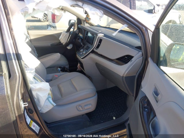 12700165 :رقم المزاد ، 5TDDK3DC3FS125551 vin ، 2015 Toyota Sienna Xle 7 Passenger مزاد بيع