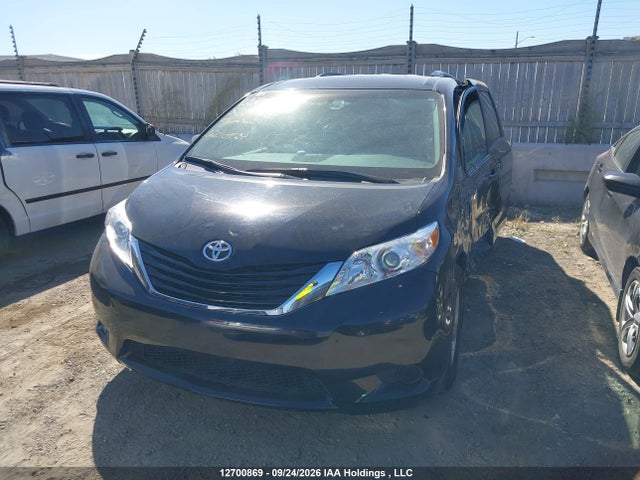 12700869 :رقم المزاد ، 5TDKZ3DC2HS865484 vin ، 2017 Toyota Sienna Le مزاد بيع
