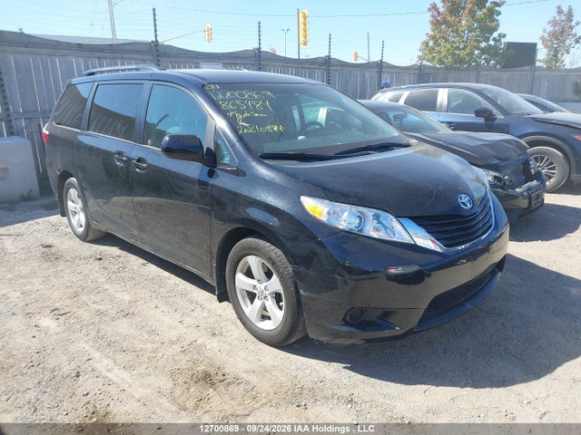 12700869 :رقم المزاد ، 5TDKZ3DC2HS865484 vin ، 2017 Toyota Sienna Le مزاد بيع