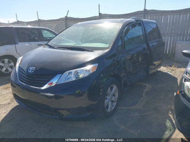 12700869 :رقم المزاد ، 5TDKZ3DC2HS865484 vin ، 2017 Toyota Sienna Le مزاد بيع