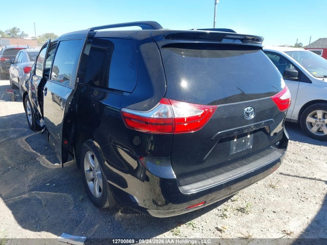 12700869 :رقم المزاد ، 5TDKZ3DC2HS865484 vin ، 2017 Toyota Sienna Le مزاد بيع