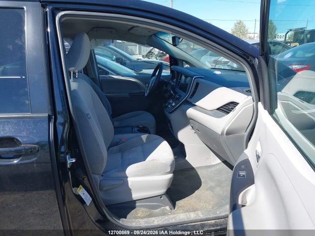 12700869 :رقم المزاد ، 5TDKZ3DC2HS865484 vin ، 2017 Toyota Sienna Le مزاد بيع