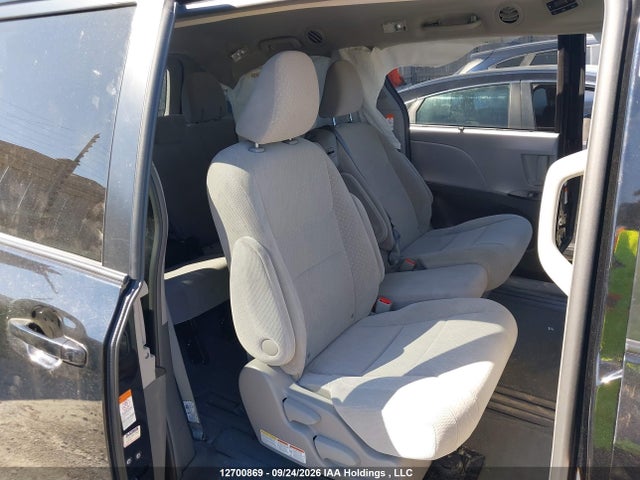 12700869 :رقم المزاد ، 5TDKZ3DC2HS865484 vin ، 2017 Toyota Sienna Le مزاد بيع