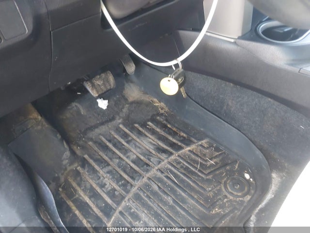 2T3BFREV9JW819635 Toyota RAV4 LE