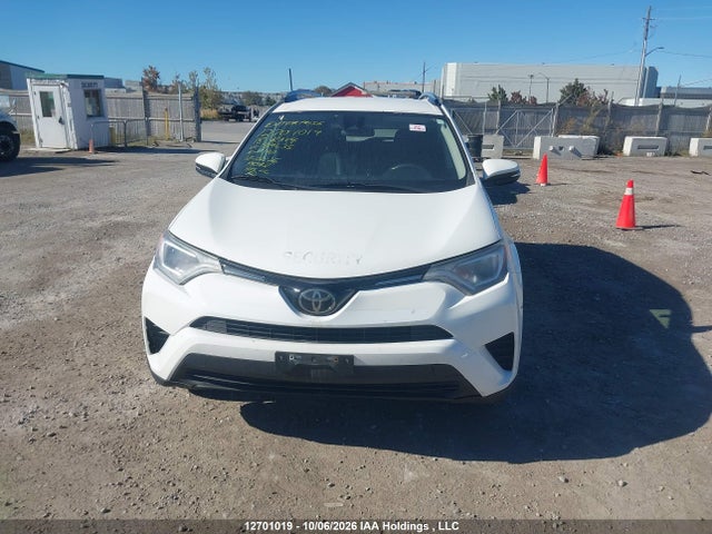 2T3BFREV9JW819635 Toyota RAV4 LE