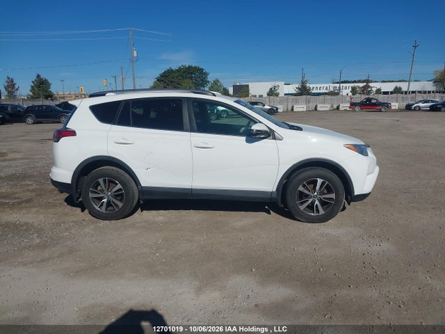 2T3BFREV9JW819635 Toyota RAV4 LE