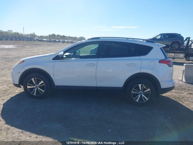 2T3BFREV9JW819635 Toyota RAV4 LE