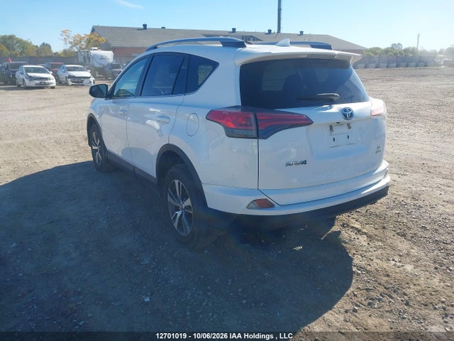 2T3BFREV9JW819635 Toyota RAV4 LE