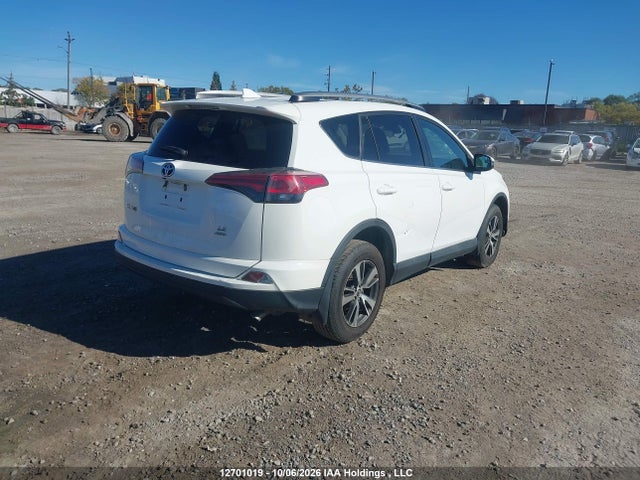 2T3BFREV9JW819635 Toyota RAV4 LE