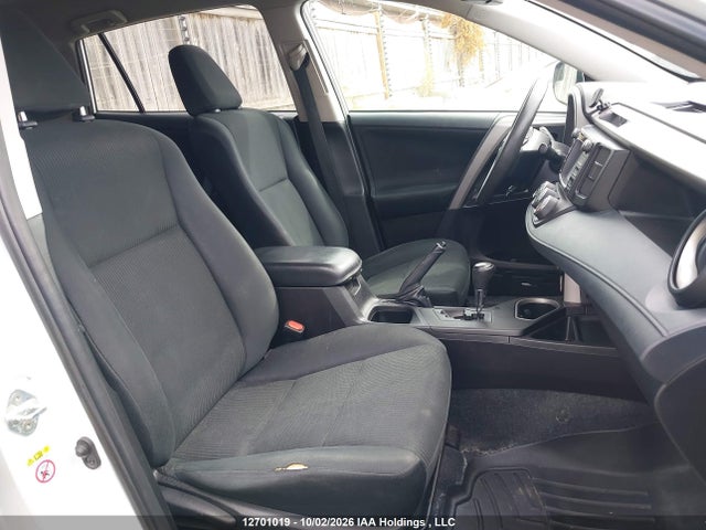 2T3BFREV9JW819635 Toyota RAV4 LE
