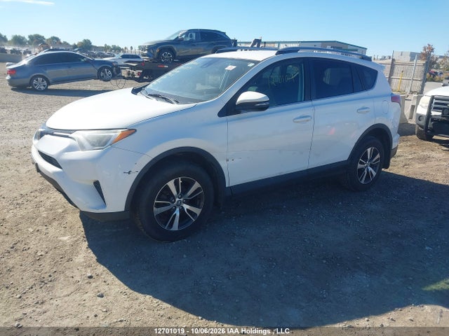 2T3BFREV9JW819635 Toyota RAV4 LE