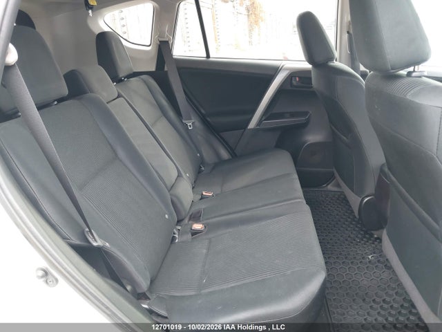 2T3BFREV9JW819635 Toyota RAV4 LE