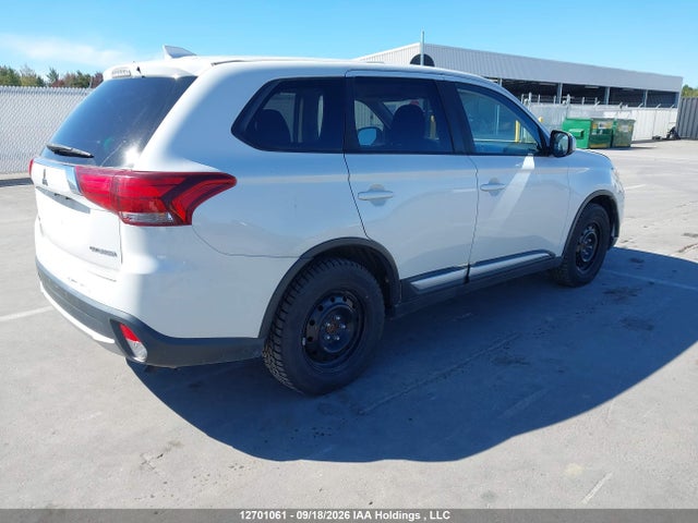 JA4AZ2A32JZ601786 Mitsubishi Outlander Es