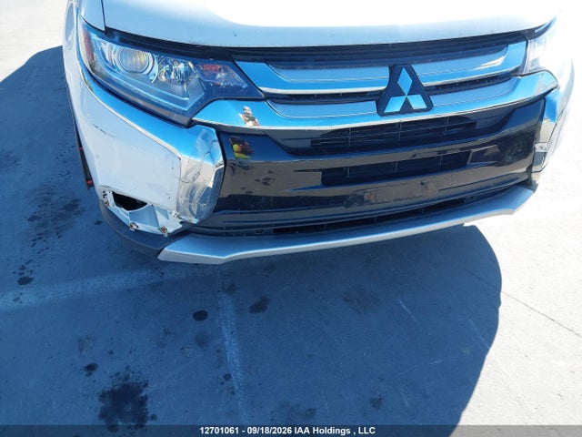 JA4AZ2A32JZ601786 Mitsubishi Outlander Es