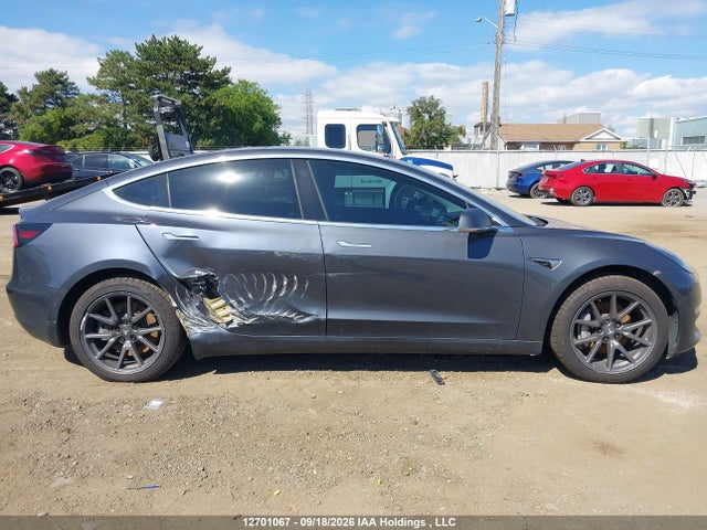 12701067 :رقم المزاد ، 5YJ3E1EB8JF106939 vin ، 2018 Tesla Model 3 Long Range/performance مزاد بيع