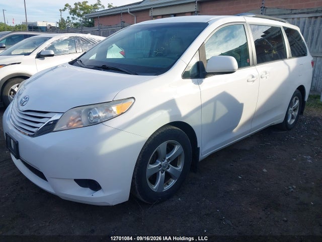 Toyota Sienna 2017 5TDKZ3DCXHS843880 Image 2